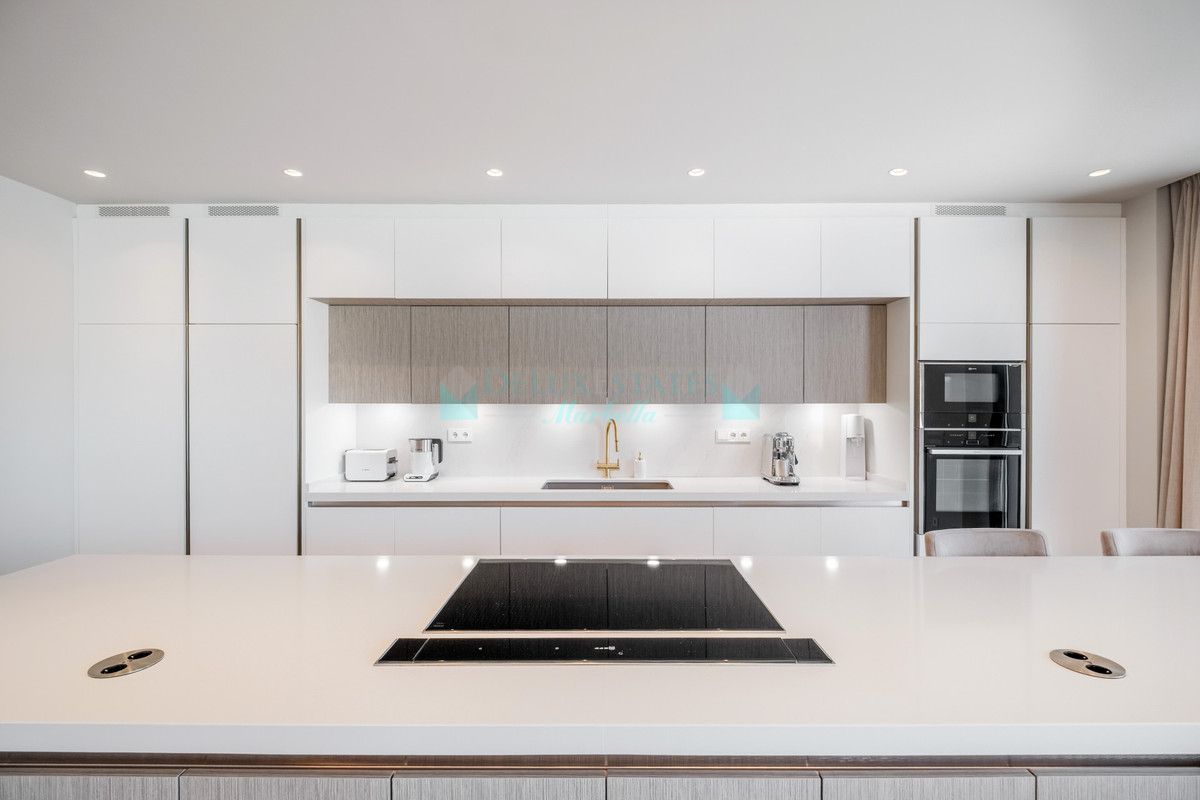 Villa for sale in El Paraiso, Estepona