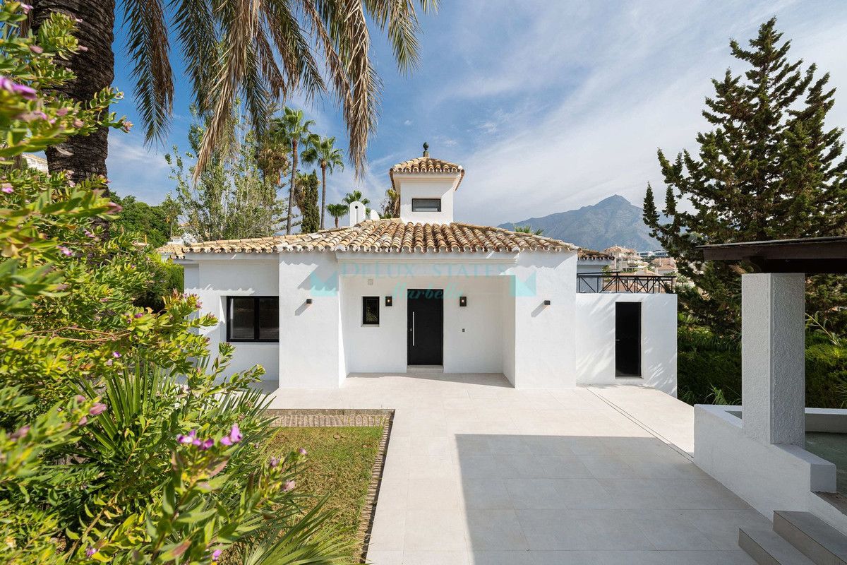 Villa for sale in Nueva Andalucia