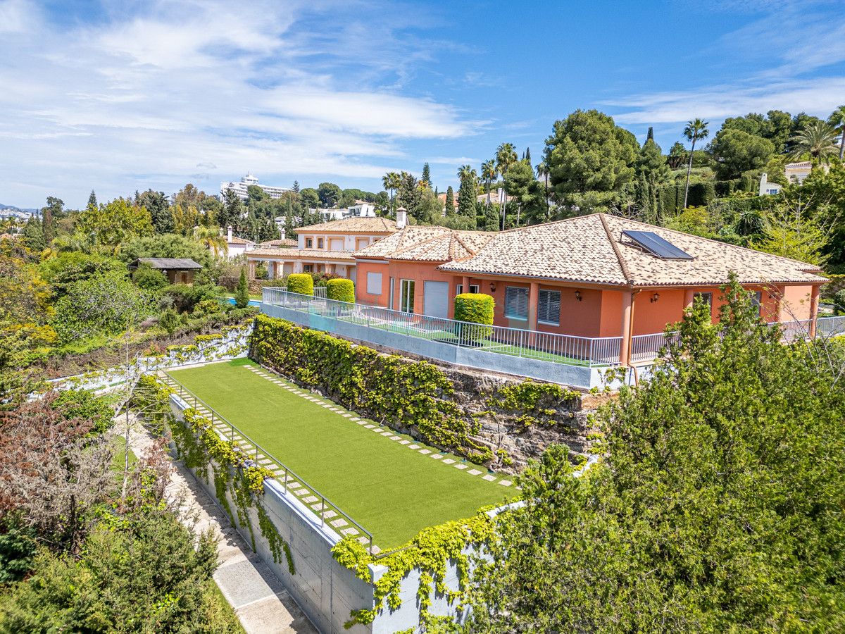 Villa for sale in El Paraiso, Estepona