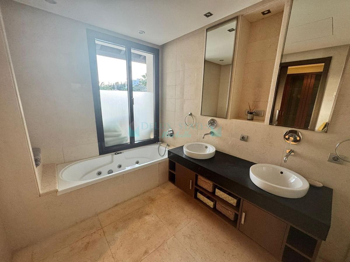 Penthouse for rent in El Paraiso, Estepona