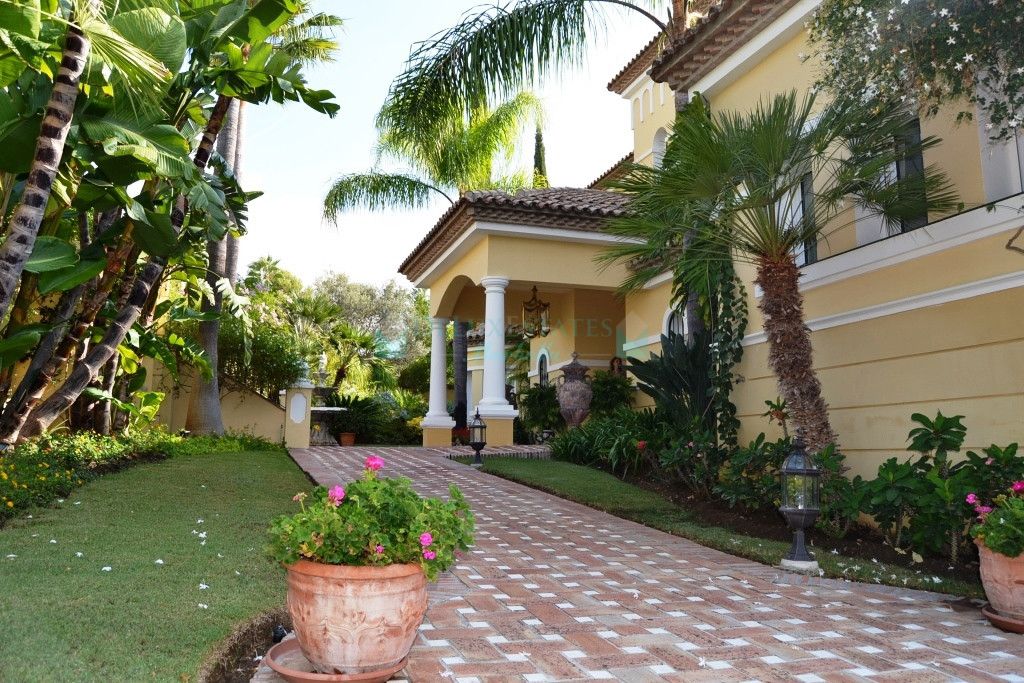 Villa for sale in El Paraiso, Estepona