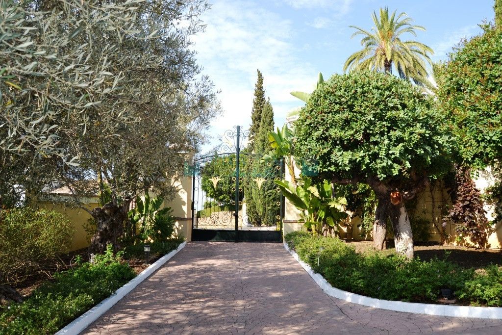 Villa for sale in El Paraiso, Estepona