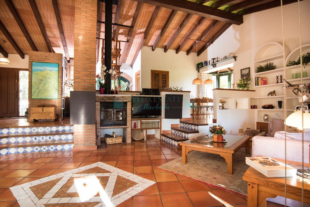 Villa for sale in Bel Air, Estepona