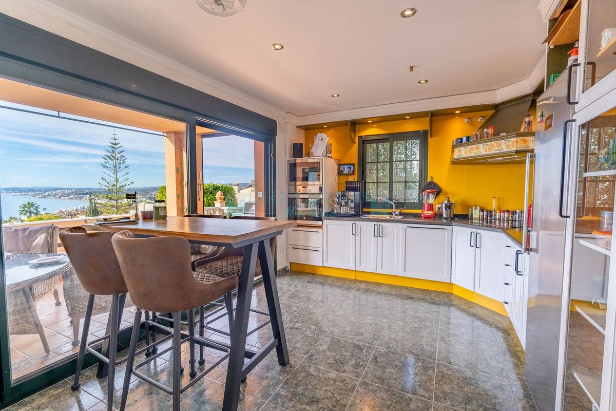 Villa for sale in Estepona