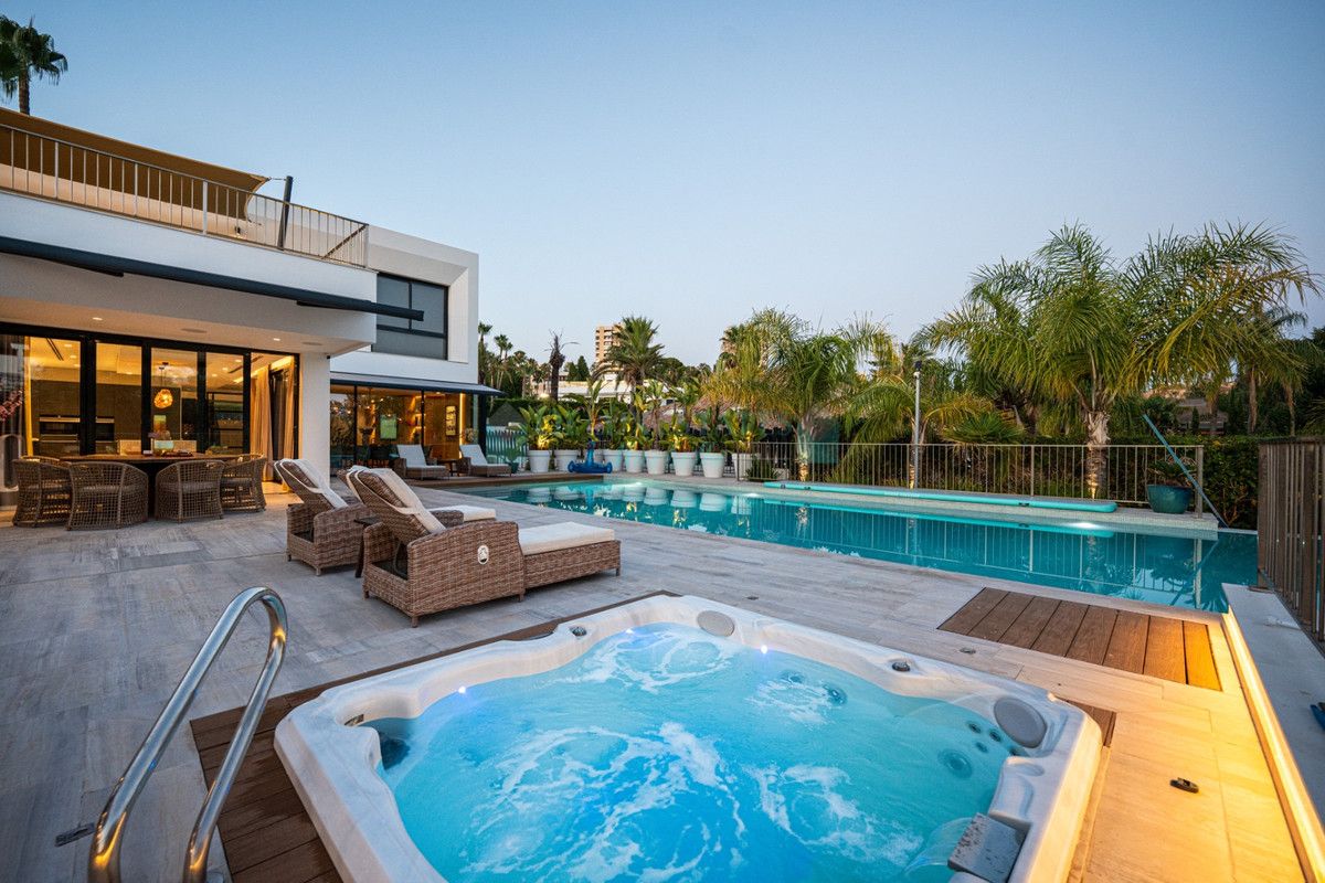 Villa for sale in Nueva Andalucia