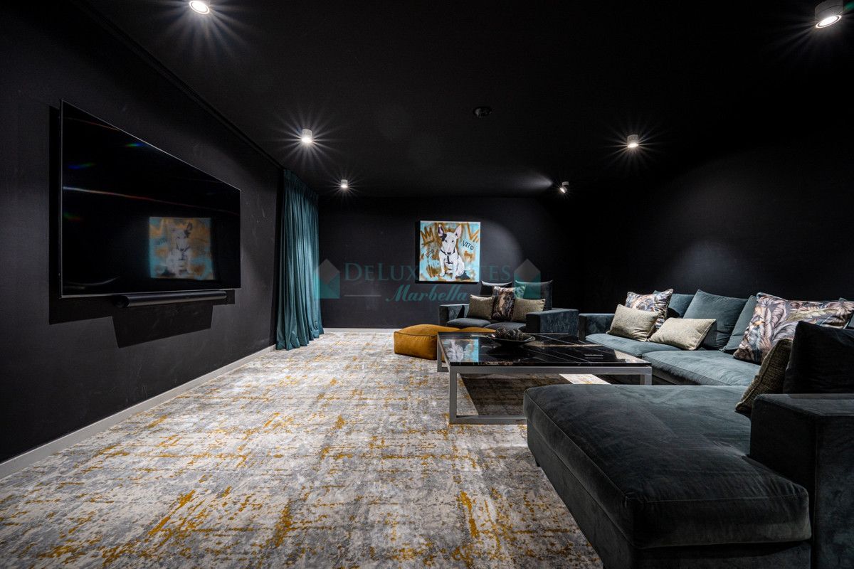 Villa for sale in Nueva Andalucia