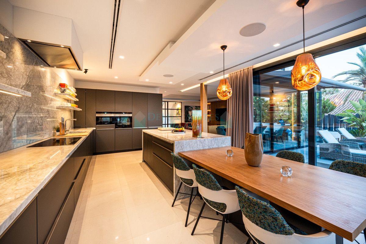 Villa for sale in Nueva Andalucia