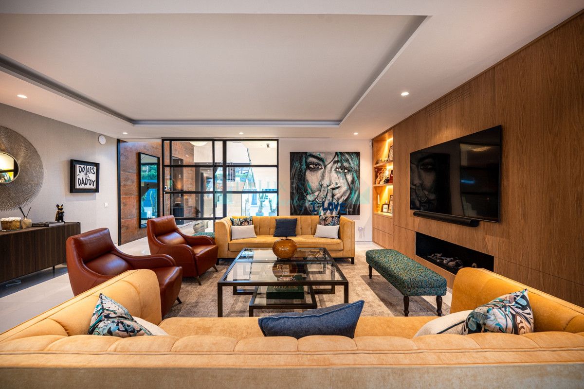 Villa for sale in Nueva Andalucia