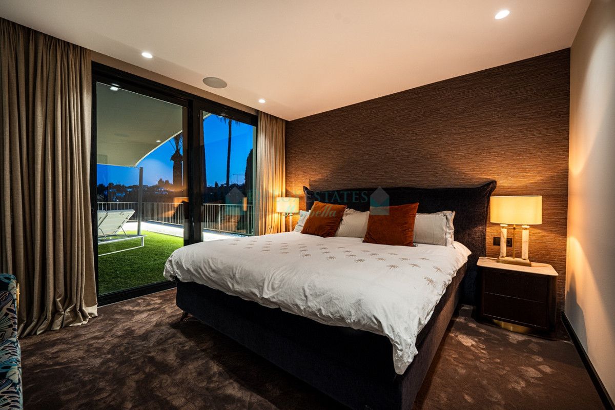 Villa for sale in Nueva Andalucia