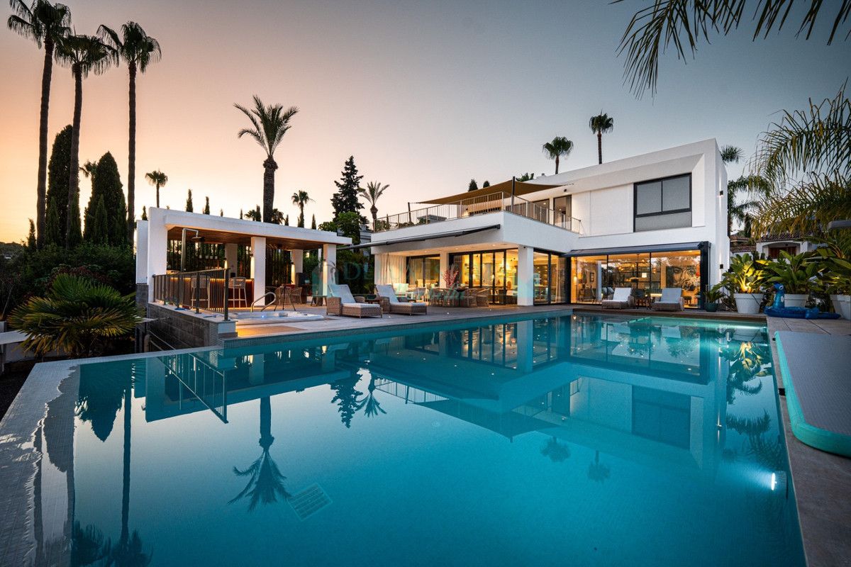 Villa for sale in Nueva Andalucia