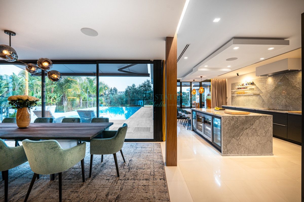 Villa for sale in Nueva Andalucia