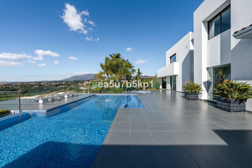 Villa for sale in Benahavis