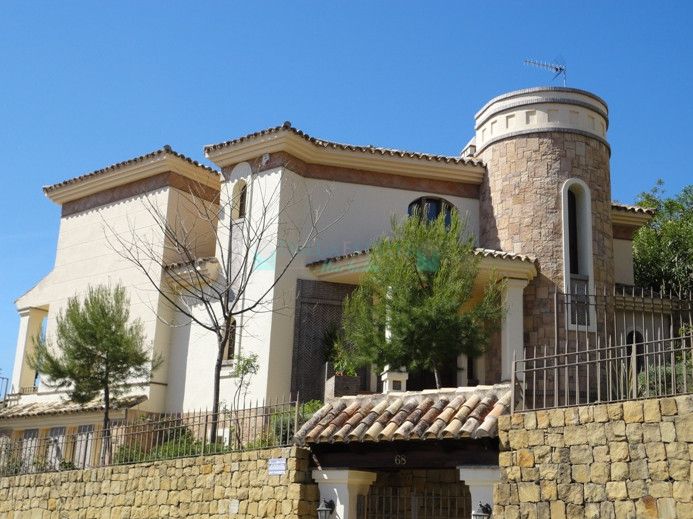 Villa for sale in Los Arqueros, Benahavis