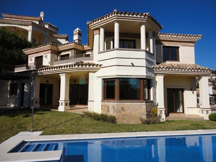 Villa for sale in Los Arqueros, Benahavis