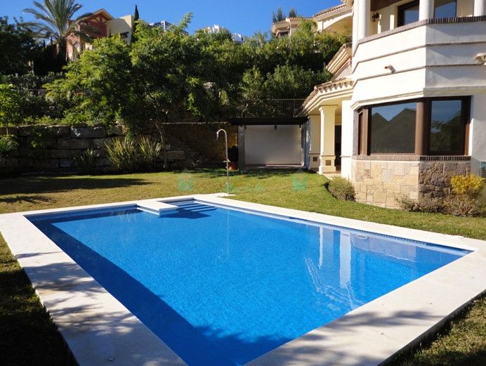 Villa for sale in Los Arqueros, Benahavis