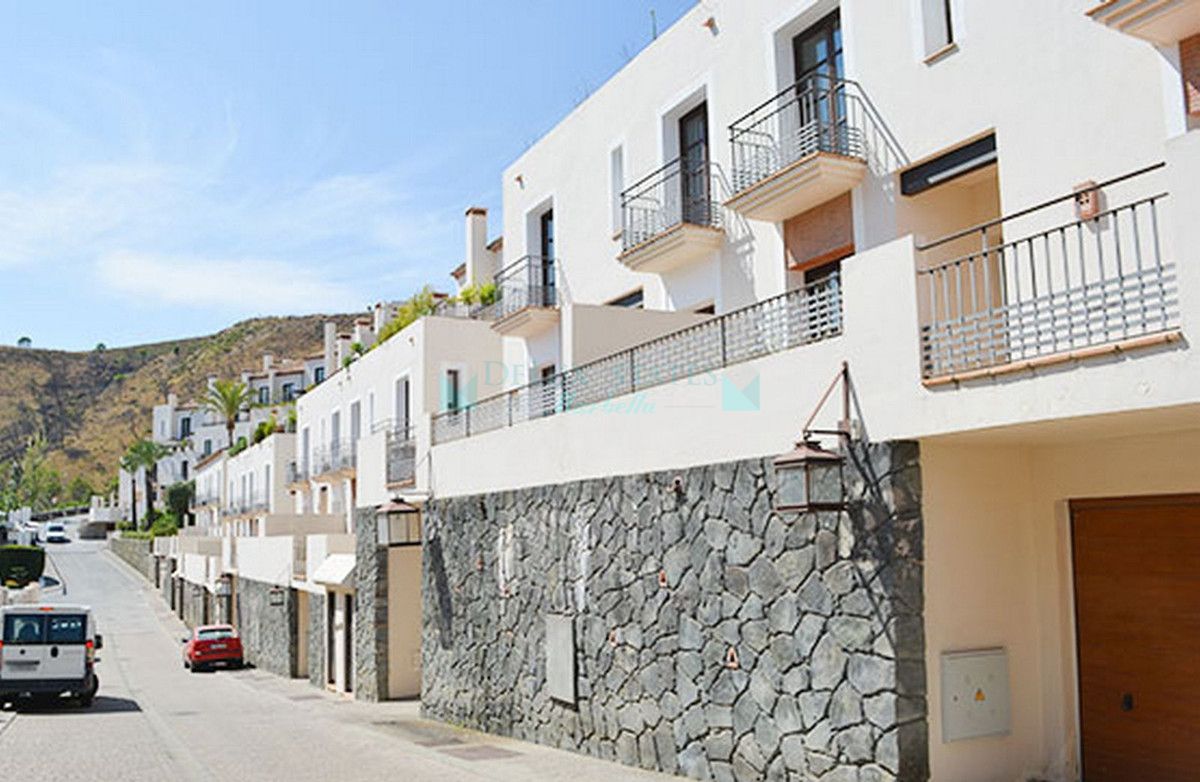 Town House for sale in Benahavis