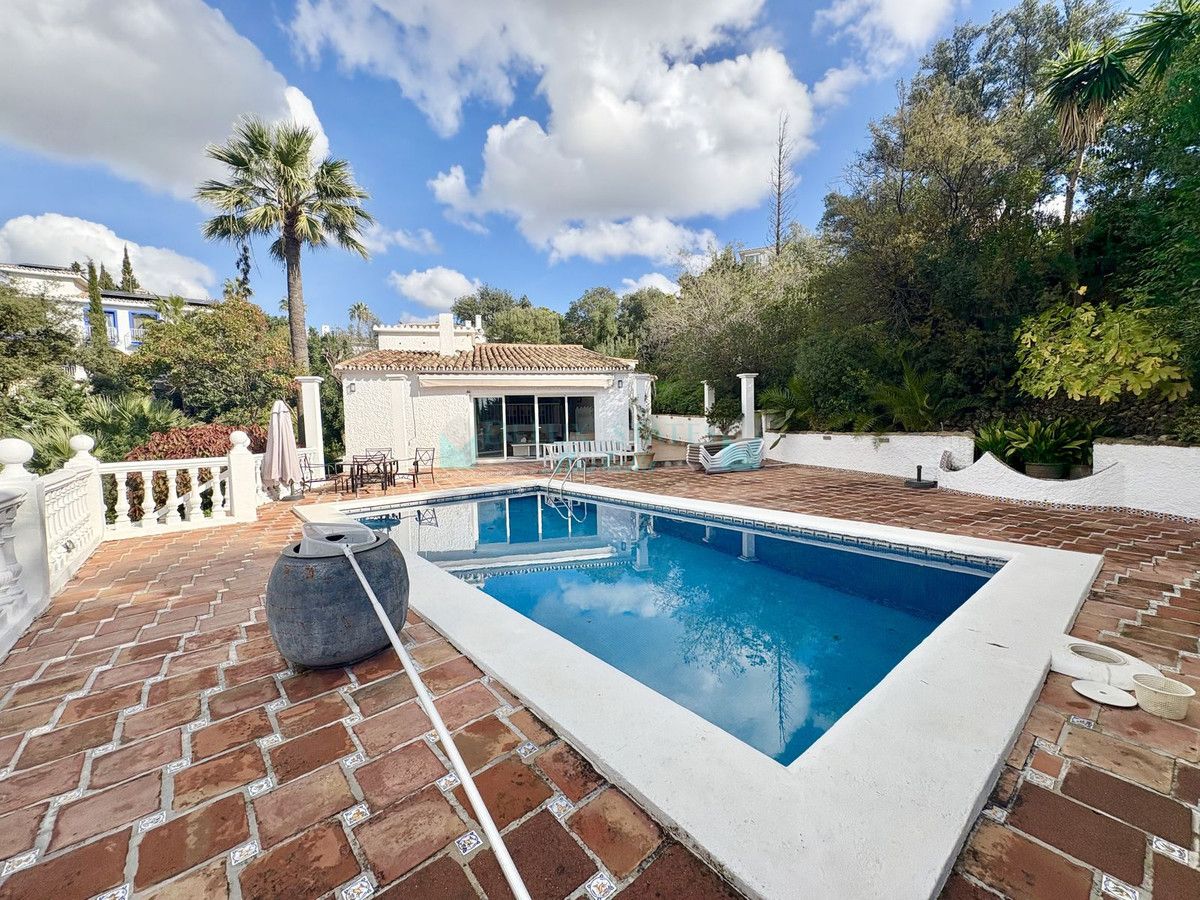 Villa for rent in El Rosario, Marbella East