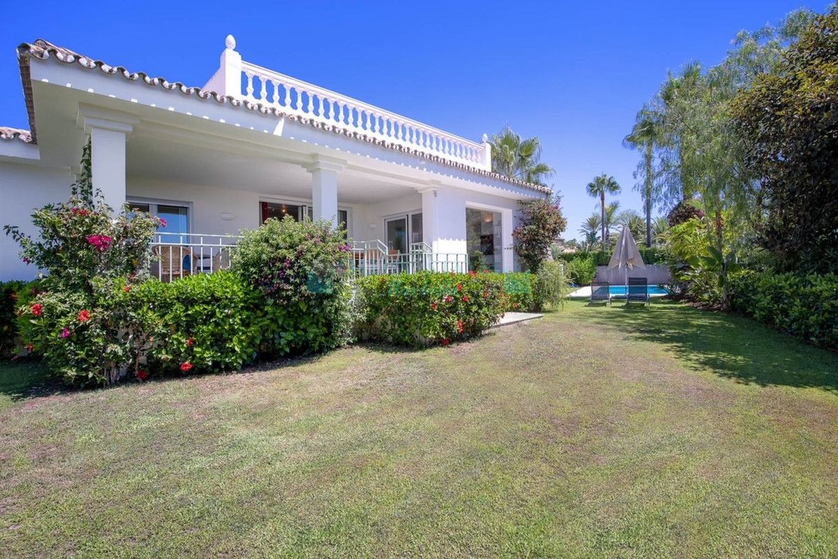Villa en alquiler en Marbesa, Marbella Este