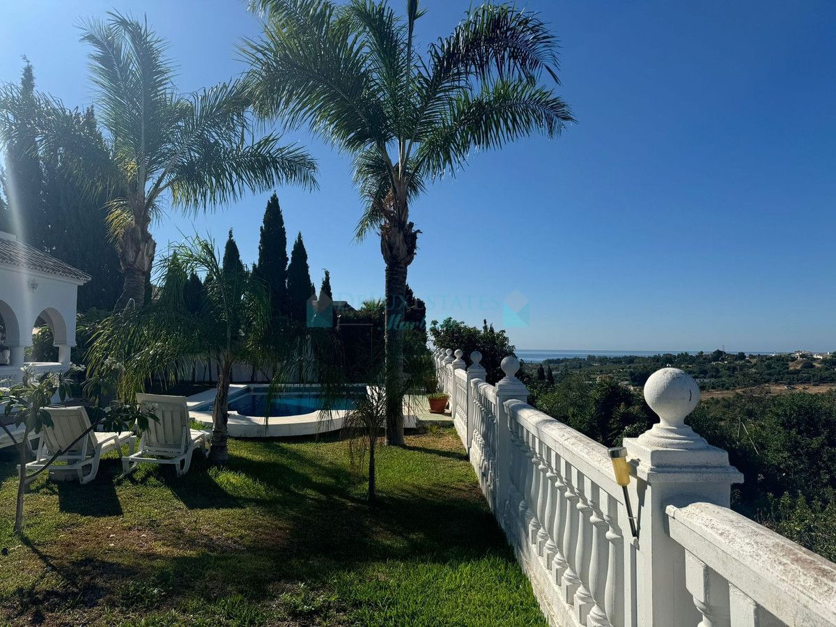 Villa for sale in El Padron, Estepona