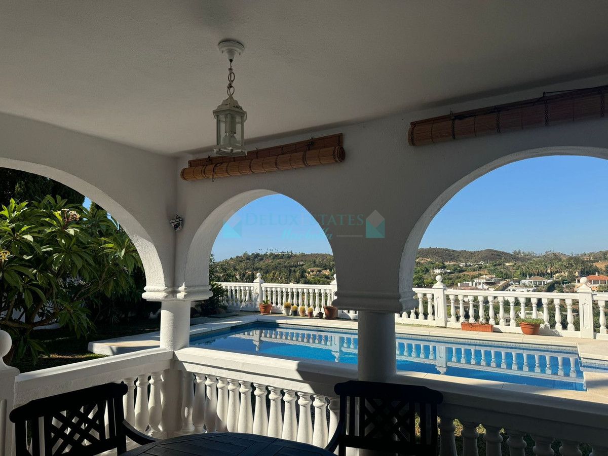 Villa for sale in El Padron, Estepona