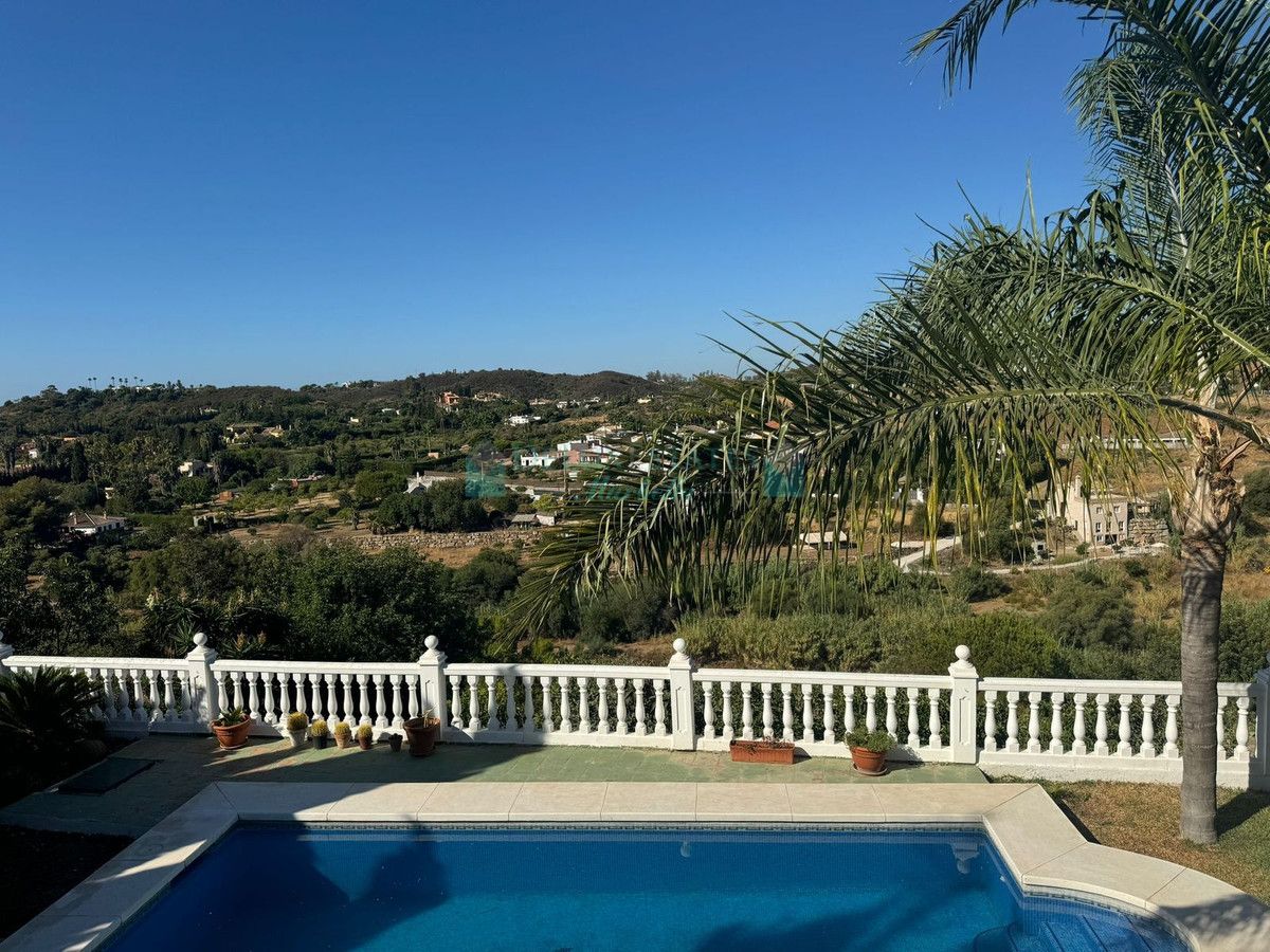 Villa for sale in El Padron, Estepona