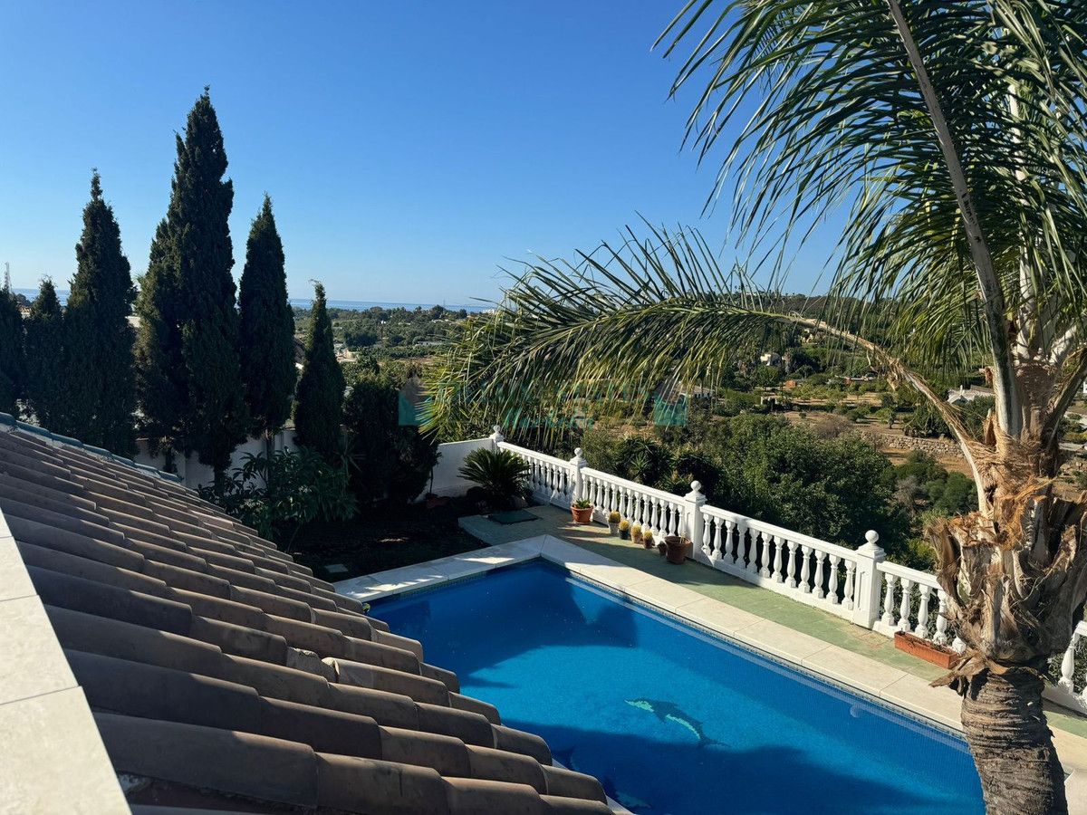 Villa for sale in El Padron, Estepona