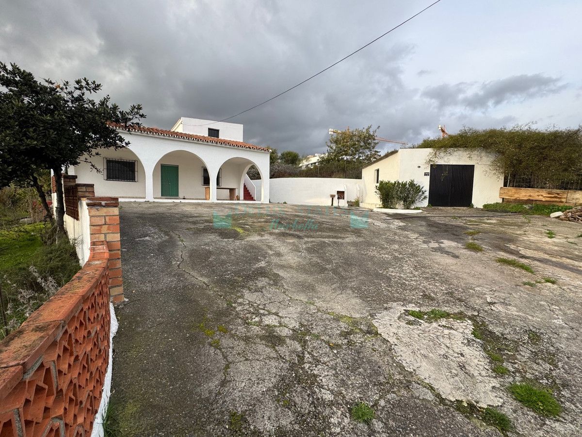 Villa for sale in Estepona