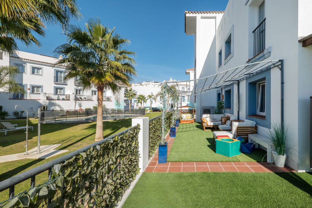 Apartamento Planta Baja en venta en El Paraiso, Estepona