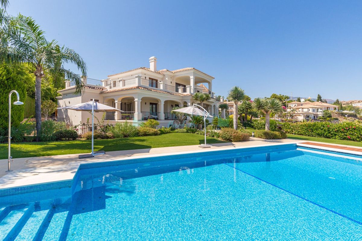 Villa for sale in El Paraiso, Estepona