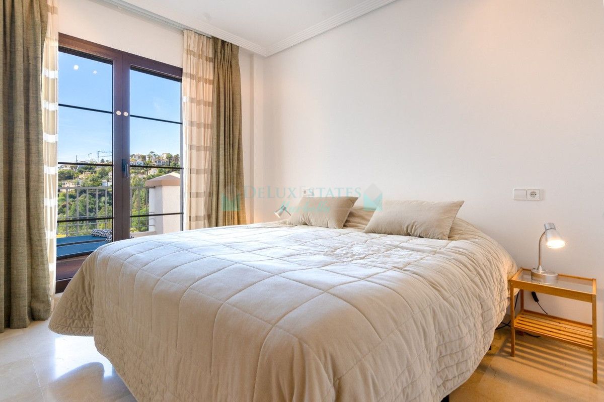 Apartamento en venta en Los Arqueros, Benahavis