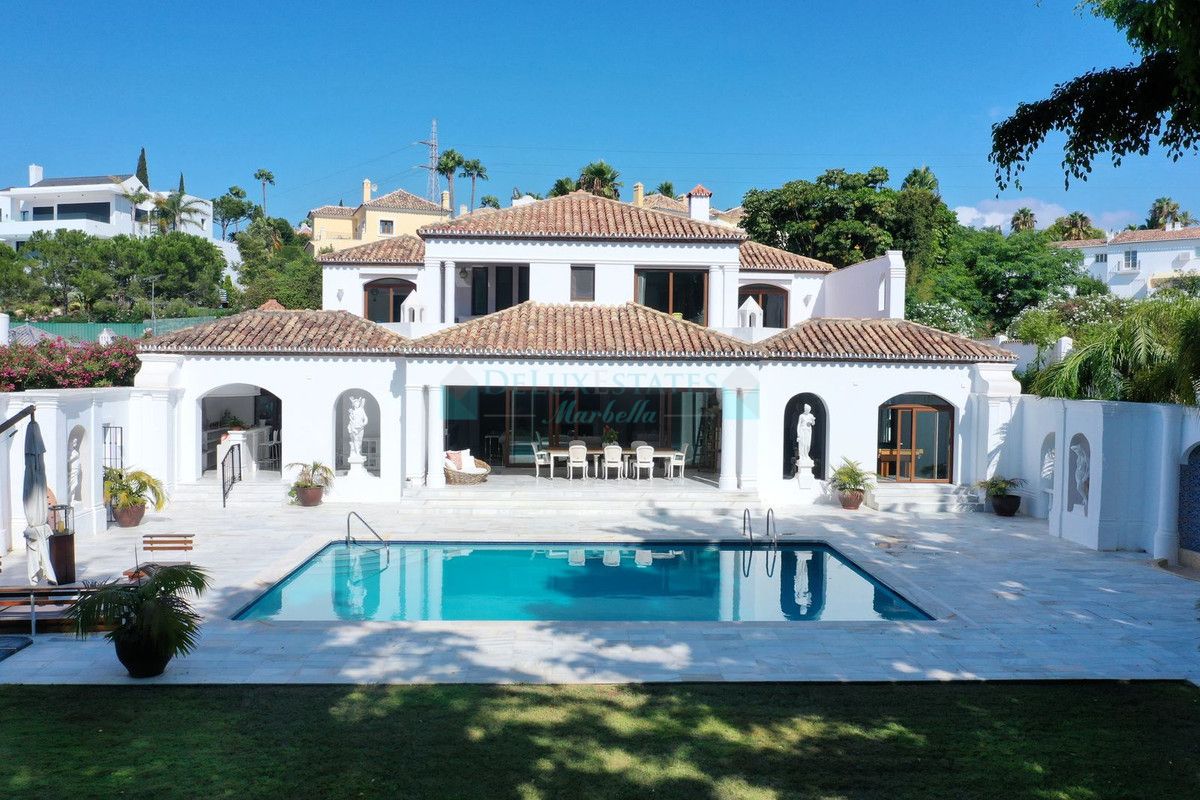 Villa for sale in El Paraiso, Estepona