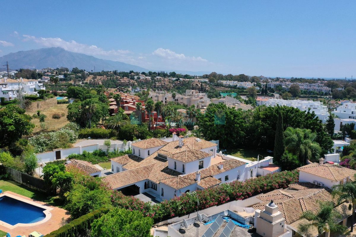 Villa en alquiler en El Paraiso, Estepona