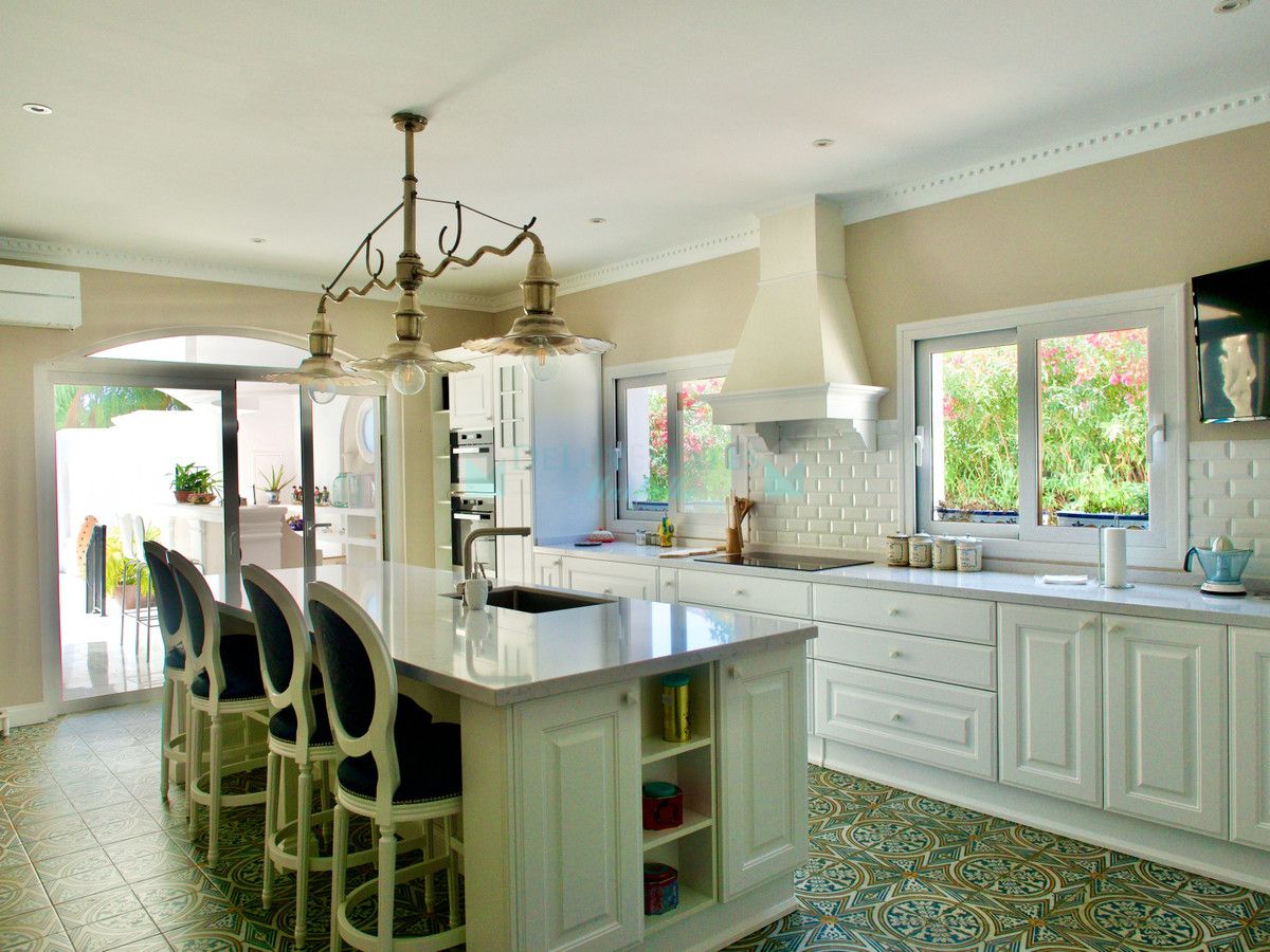 Villa en alquiler en El Paraiso, Estepona