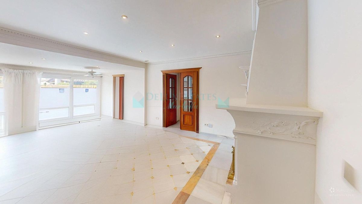 Villa for sale in Costalita, Estepona