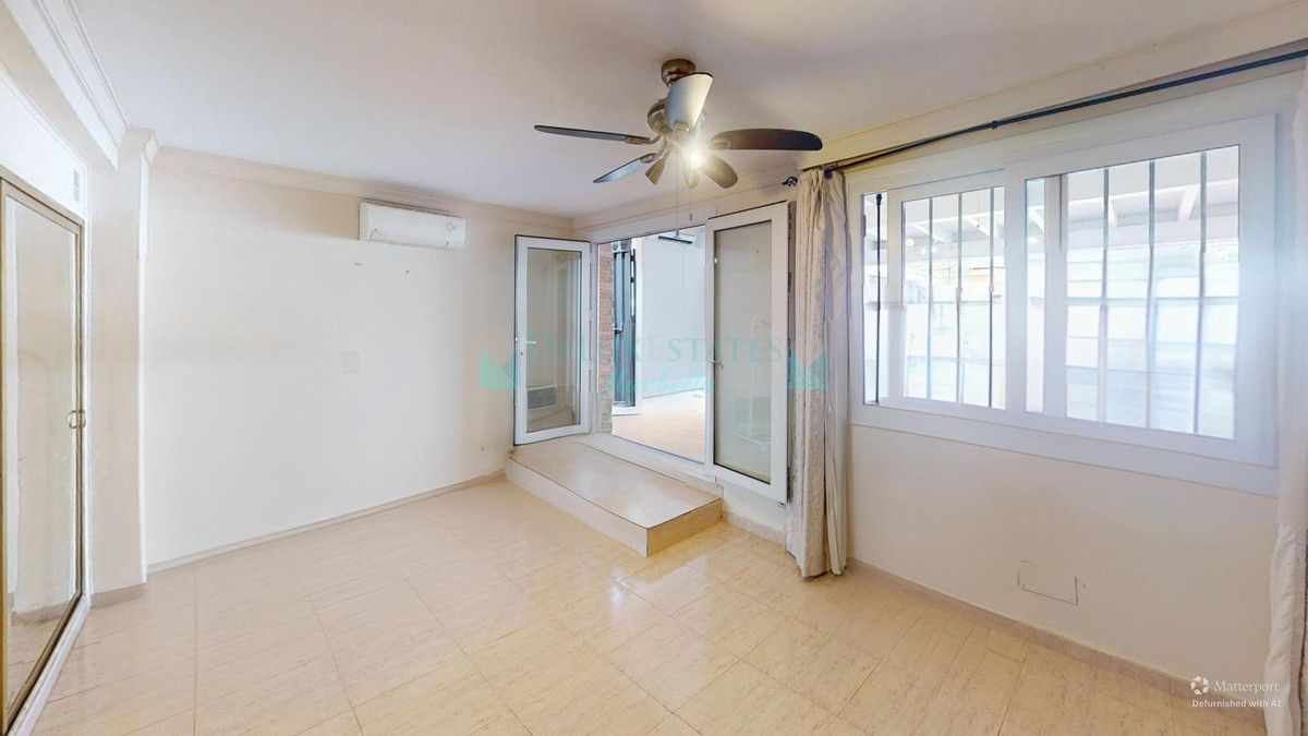 Villa for sale in Costalita, Estepona