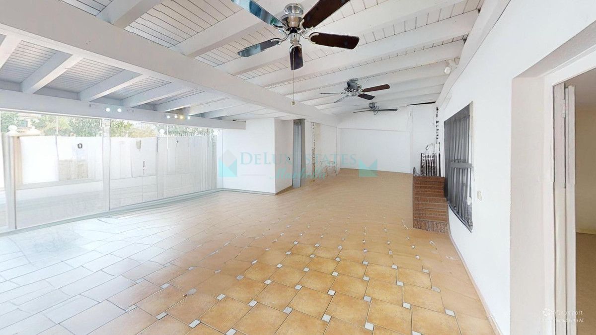 Villa for sale in Costalita, Estepona