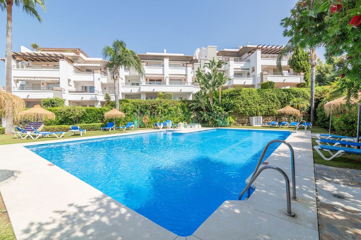 Apartamento en venta en Los Arqueros, Benahavis
