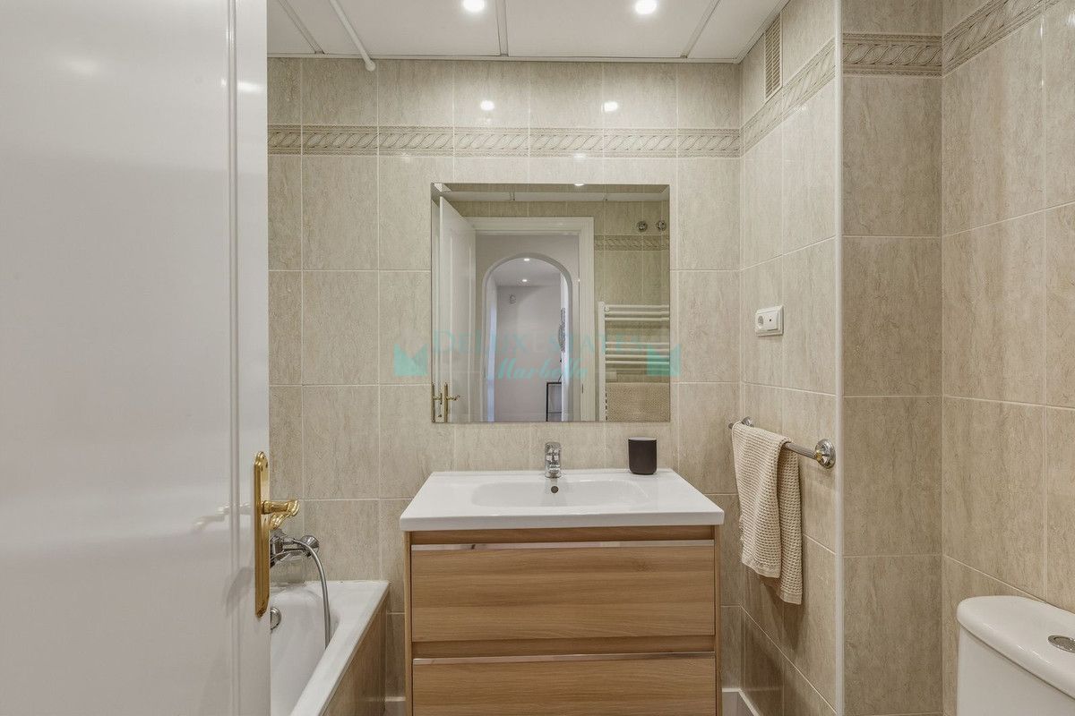 Apartamento en venta en Los Arqueros, Benahavis