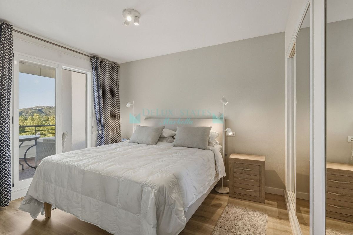 Apartamento en venta en Los Arqueros, Benahavis