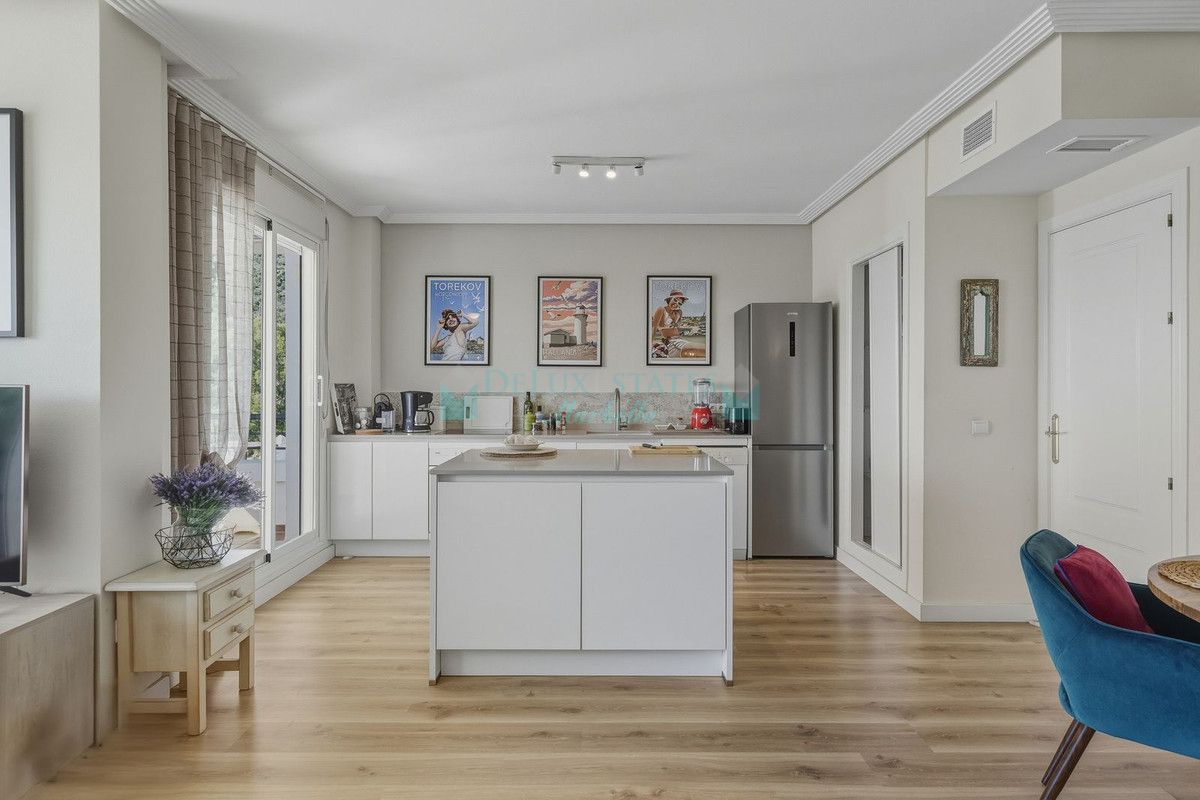 Apartamento en venta en Los Arqueros, Benahavis