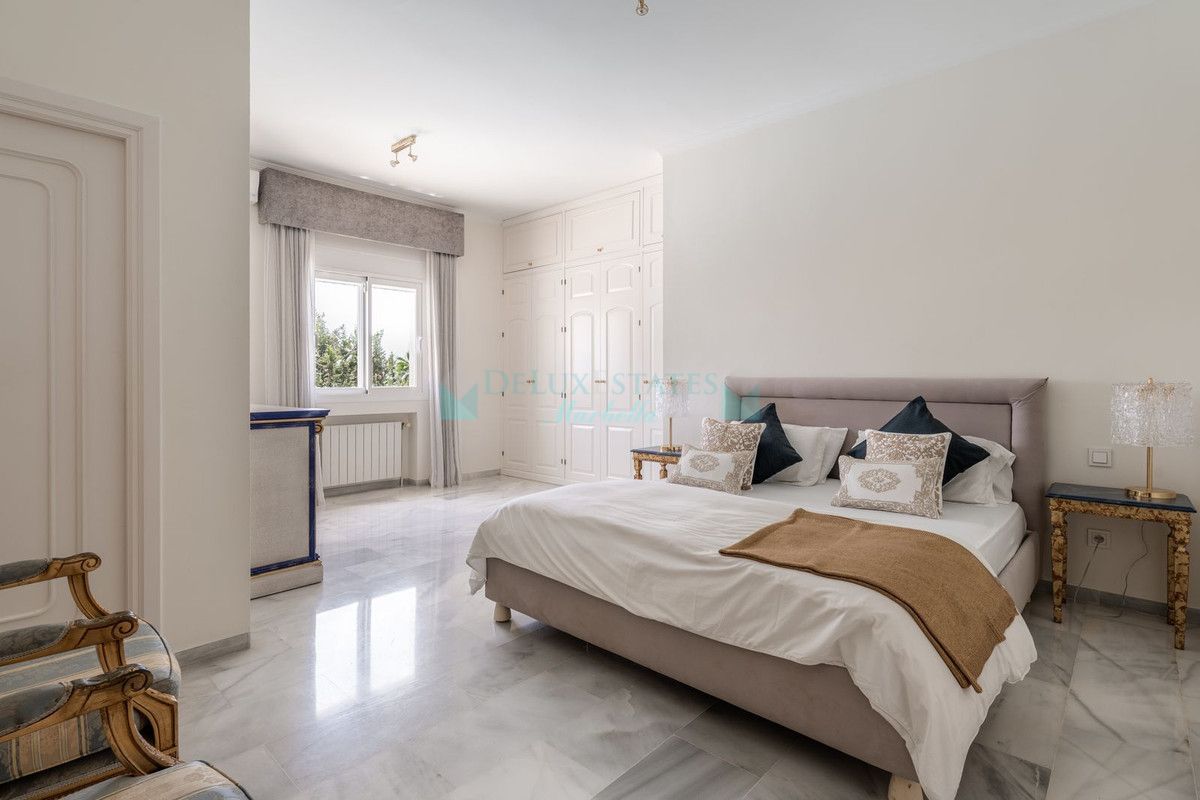 Villa en venta en El Paraiso, Estepona