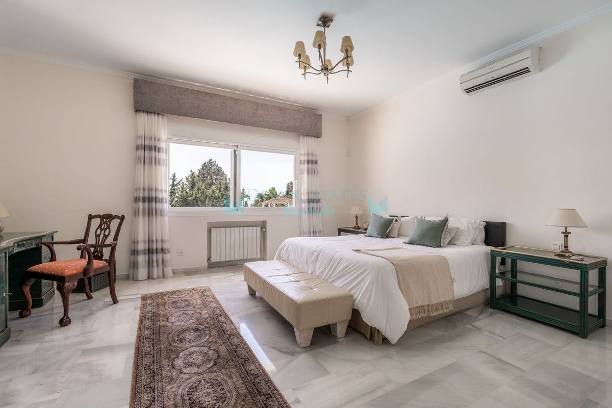 Villa en venta en El Paraiso, Estepona