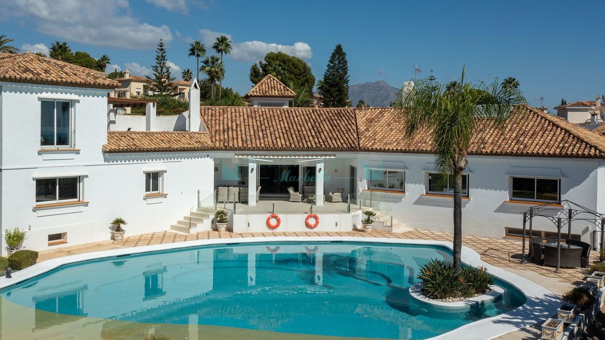 Villa en venta en El Paraiso, Estepona