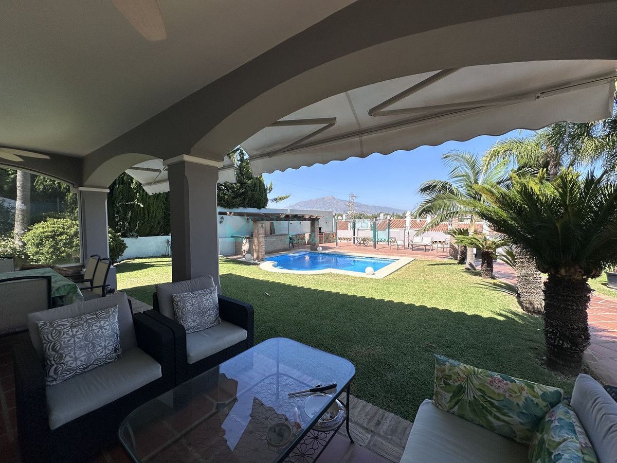 Villa for sale in Bel Air, Estepona