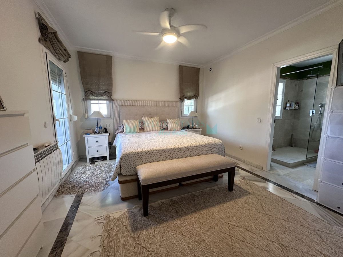 Villa for sale in Bel Air, Estepona