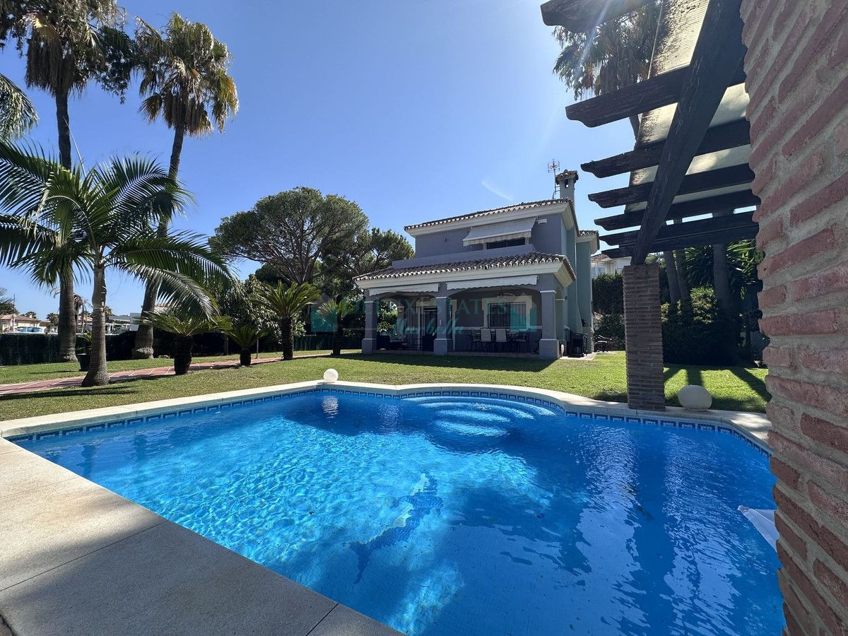 Villa for sale in Bel Air, Estepona