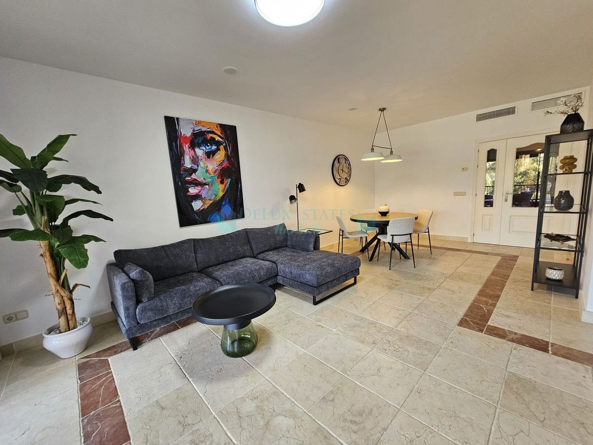 Apartamento en alquiler en Atalaya, Estepona