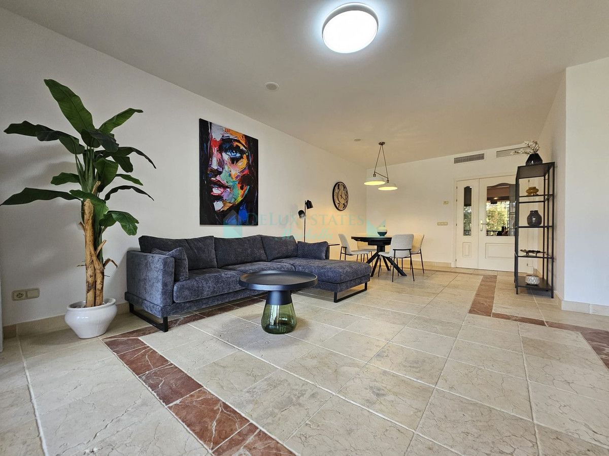 Apartamento en alquiler en Atalaya, Estepona