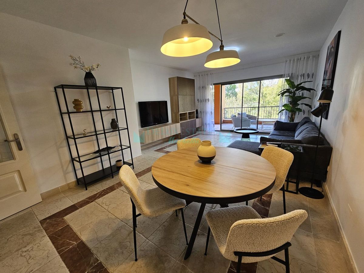 Apartamento en alquiler en Atalaya, Estepona