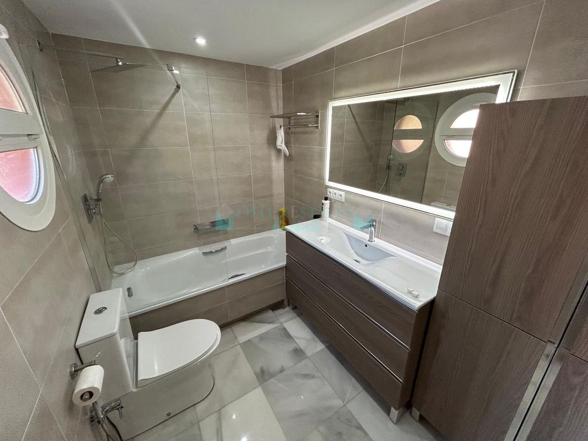 Town House for sale in Benahavis